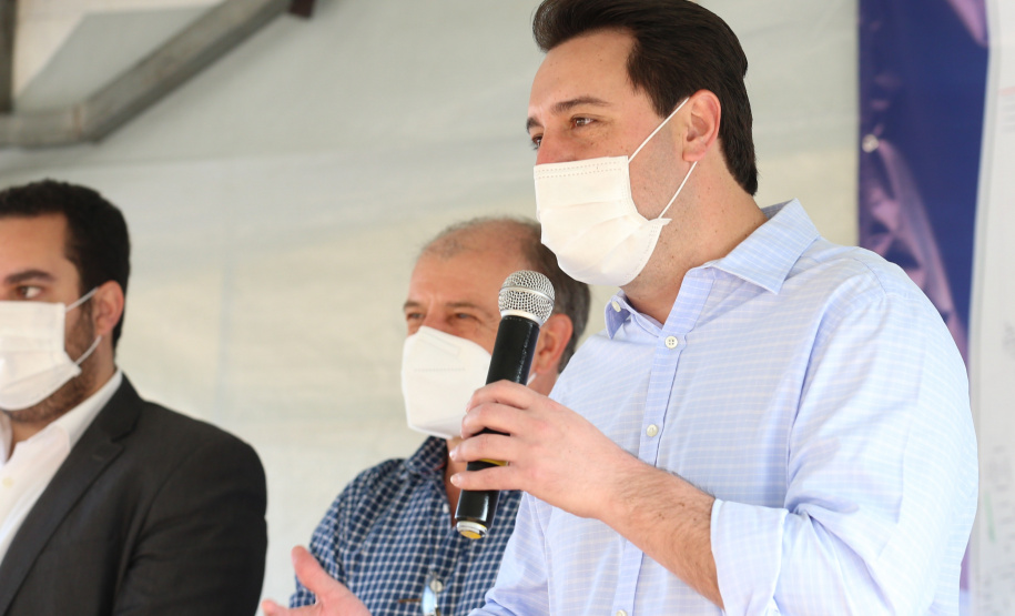 Asfalto Fazenda O Governador Carlos Massa Ratinho Junior autotiza nesta sexta-feira (14/08), a ordem de servico para pavimentacao asfaltica no bairro Estados em Fazenda Rio Grande acompanhado do secretário de Desenvolvimento Urbano, Joao Carlos Ortega Fazenda Rio Grande, 13/08/2020 - Foto: Geraldo Bubniak/AEN