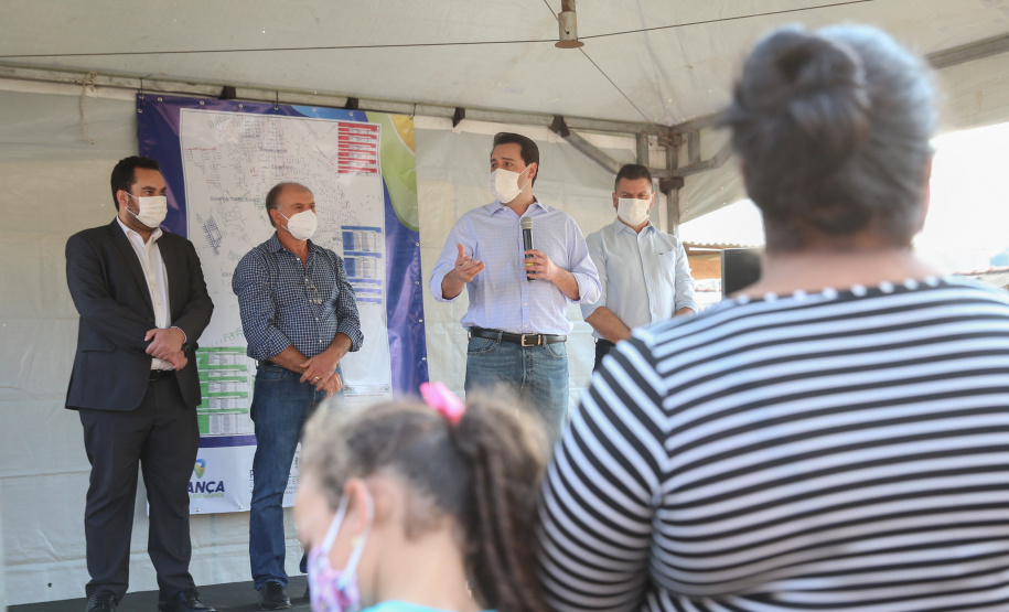 Asfalto Fazenda O Governador Carlos Massa Ratinho Junior autotiza nesta sexta-feira (14/08), a ordem de servico para pavimentacao asfaltica no bairro Estados em Fazenda Rio Grande acompanhado do secretário de Desenvolvimento Urbano, Joao Carlos Ortega Fazenda Rio Grande, 13/08/2020 - Foto: Geraldo Bubniak/AEN