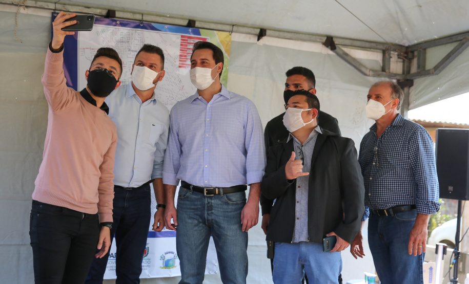 Asfalto Fazenda O Governador Carlos Massa Ratinho Junior autotiza nesta sexta-feira (14/08), a ordem de servico para pavimentacao asfaltica no bairro Estados em Fazenda Rio Grande acompanhado do secretário de Desenvolvimento Urbano, Joao Carlos Ortega Fazenda Rio Grande, 13/08/2020 - Foto: Geraldo Bubniak/AEN