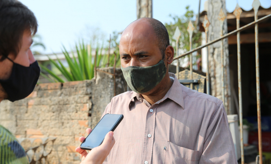 Asfalto Fazenda O Governador Carlos Massa Ratinho Junior autotiza nesta sexta-feira (14/08), a ordem de servico para pavimentacao asfaltica no bairro Estados em Fazenda Rio Grande. Sr Jairo morador beneficiado com o asfalto. Fazenda Rio Grande, 13/08/2020 - Foto: Geraldo Bubniak/AEN