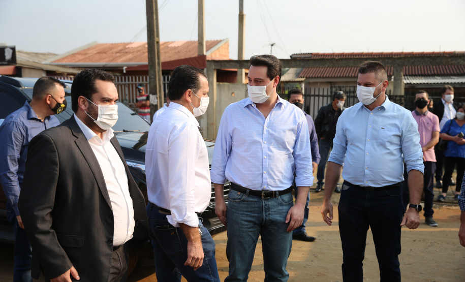 Asfalto Fazenda O Governador Carlos Massa Ratinho Junior autotiza nesta sexta-feira (14/08), a ordem de servico para pavimentacao asfaltica no bairro Estados em Fazenda Rio Grande acompanhado do secretário de Desenvolvimento Urbano, Joao Carlos Ortega Fazenda Rio Grande, 13/08/2020 - Foto: Geraldo Bubniak/AEN