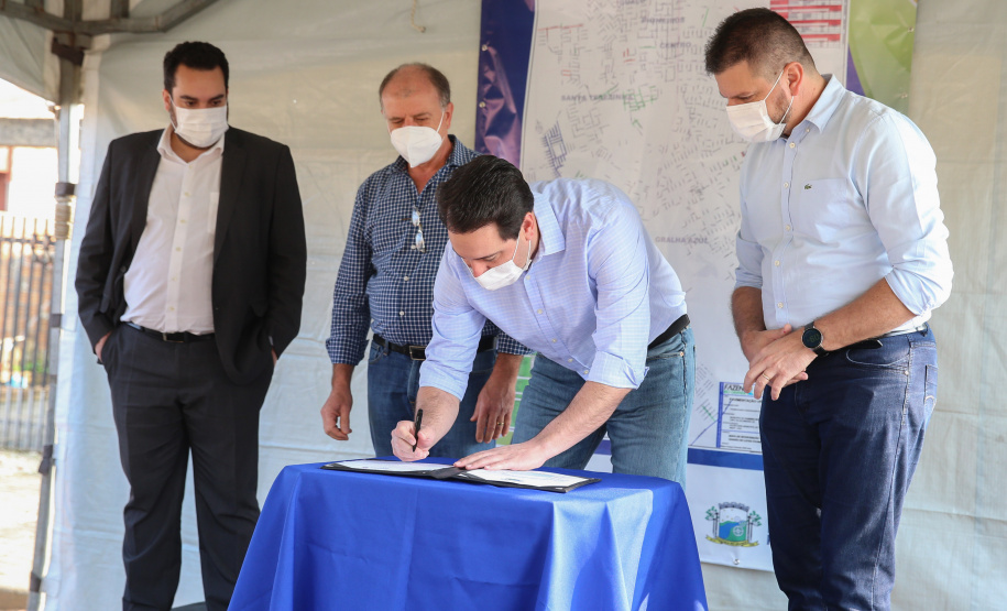 Asfalto Fazenda O Governador Carlos Massa Ratinho Junior autotiza nesta sexta-feira (14/08), a ordem de servico para pavimentacao asfaltica no bairro Estados em Fazenda Rio Grande acompanhado do secretário de Desenvolvimento Urbano, Joao Carlos Ortega Fazenda Rio Grande, 13/08/2020 - Foto: Geraldo Bubniak/AEN