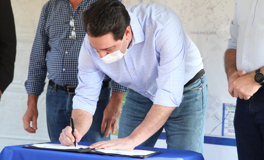 Asfalto Fazenda O Governador Carlos Massa Ratinho Junior autotiza nesta sexta-feira (14/08), a ordem de servico para pavimentacao asfaltica no bairro Estados em Fazenda Rio Grande acompanhado do secretário de Desenvolvimento Urbano, Joao Carlos Ortega Fazenda Rio Grande, 13/08/2020 - Foto: Geraldo Bubniak/AEN