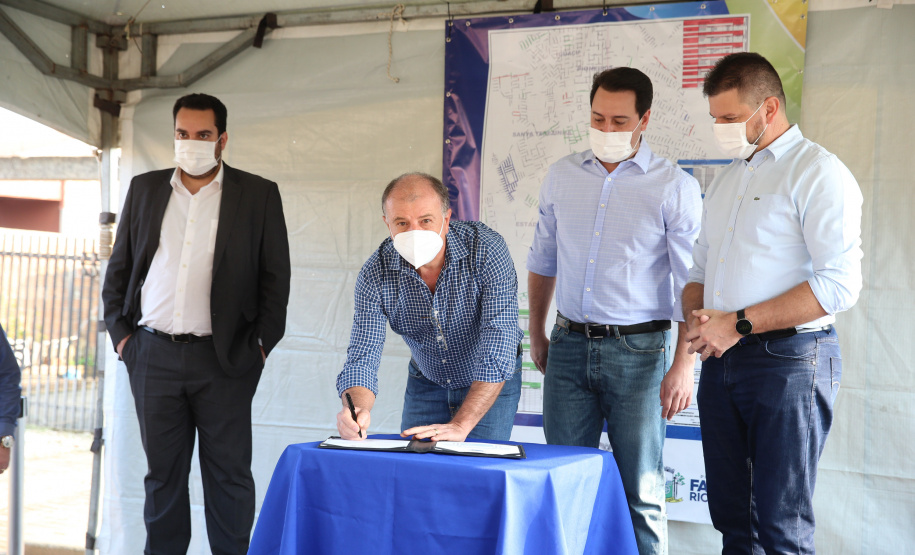 Asfalto Fazenda O Governador Carlos Massa Ratinho Junior autotiza nesta sexta-feira (14/08), a ordem de servico para pavimentacao asfaltica no bairro Estados em Fazenda Rio Grande acompanhado do secretário de Desenvolvimento Urbano, Joao Carlos Ortega Fazenda Rio Grande, 13/08/2020 - Foto: Geraldo Bubniak/AEN