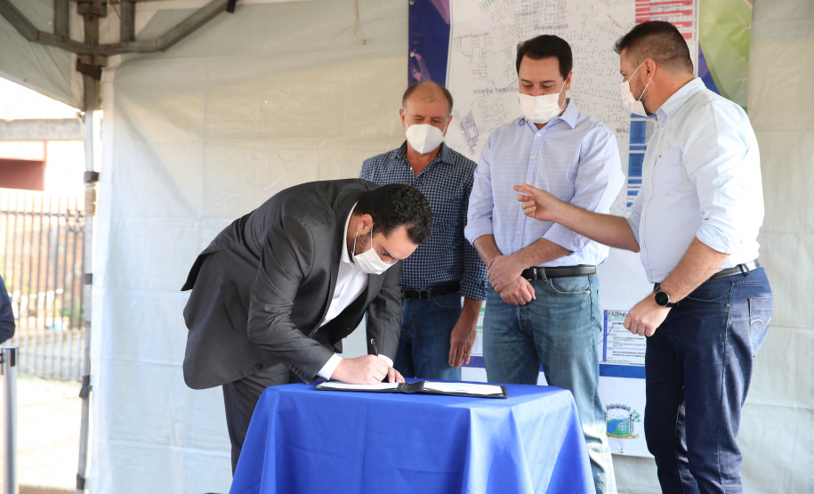 Asfalto Fazenda O Governador Carlos Massa Ratinho Junior autotiza nesta sexta-feira (14/08), a ordem de servico para pavimentacao asfaltica no bairro Estados em Fazenda Rio Grande acompanhado do secretário de Desenvolvimento Urbano, Joao Carlos Ortega Fazenda Rio Grande, 13/08/2020 - Foto: Geraldo Bubniak/AEN