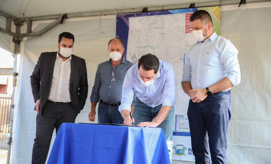 Asfalto Fazenda O Governador Carlos Massa Ratinho Junior autotiza nesta sexta-feira (14/08), a ordem de servico para pavimentacao asfaltica no bairro Estados em Fazenda Rio Grande acompanhado do secretário de Desenvolvimento Urbano, Joao Carlos Ortega Fazenda Rio Grande, 13/08/2020 - Foto: Geraldo Bubniak/AEN