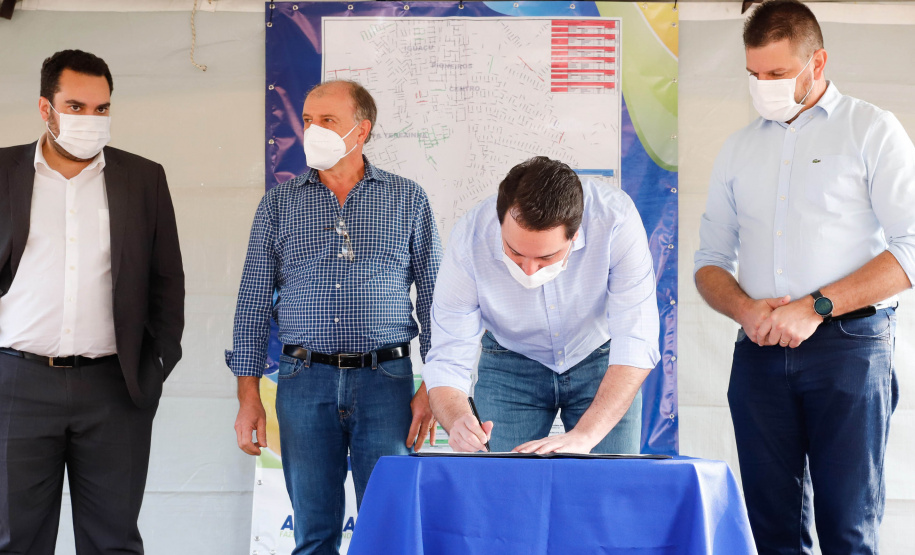 O governador Carlos Massa Ratinho Junior assinou nesta sexta-feira (14) a ordem de serviço para o início da pavimentação asfáltica de 13 ruas do Jardim Morumbi, no bairro Estados, em Fazenda Rio Grande, na Região Metropolitana de Curitiba. O Jardim Morumbi tem 5 mil moradores.