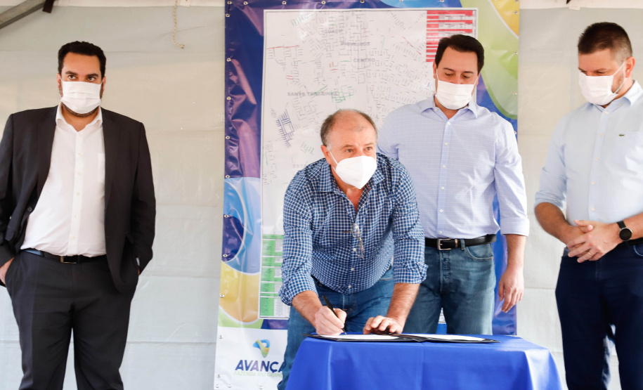 O governador Carlos Massa Ratinho Junior assinou nesta sexta-feira (14) a ordem de serviço para o início da pavimentação asfáltica de 13 ruas do Jardim Morumbi, no bairro Estados, em Fazenda Rio Grande, na Região Metropolitana de Curitiba. O Jardim Morumbi tem 5 mil moradores.