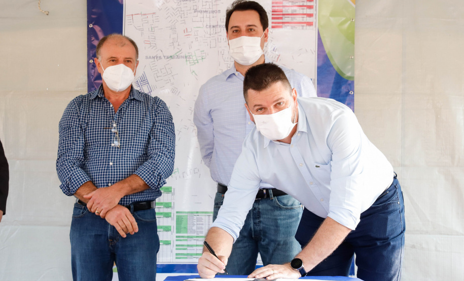 O governador Carlos Massa Ratinho Junior assinou nesta sexta-feira (14) a ordem de serviço para o início da pavimentação asfáltica de 13 ruas do Jardim Morumbi, no bairro Estados, em Fazenda Rio Grande, na Região Metropolitana de Curitiba. O Jardim Morumbi tem 5 mil moradores.