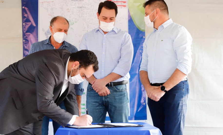 O governador Carlos Massa Ratinho Junior assinou nesta sexta-feira (14) a ordem de serviço para o início da pavimentação asfáltica de 13 ruas do Jardim Morumbi, no bairro Estados, em Fazenda Rio Grande, na Região Metropolitana de Curitiba. O Jardim Morumbi tem 5 mil moradores.