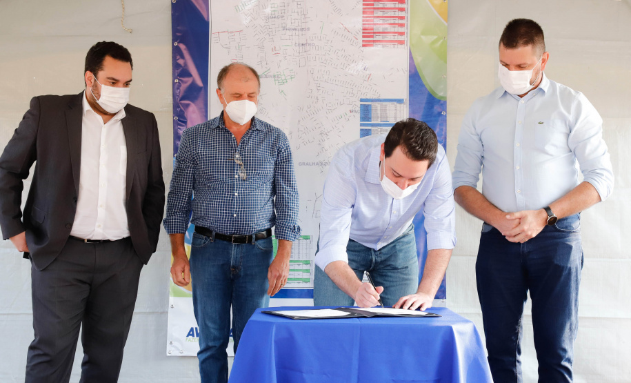 O governador Carlos Massa Ratinho Junior assinou nesta sexta-feira (14) a ordem de serviço para o início da pavimentação asfáltica de 13 ruas do Jardim Morumbi, no bairro Estados, em Fazenda Rio Grande, na Região Metropolitana de Curitiba. O Jardim Morumbi tem 5 mil moradores.