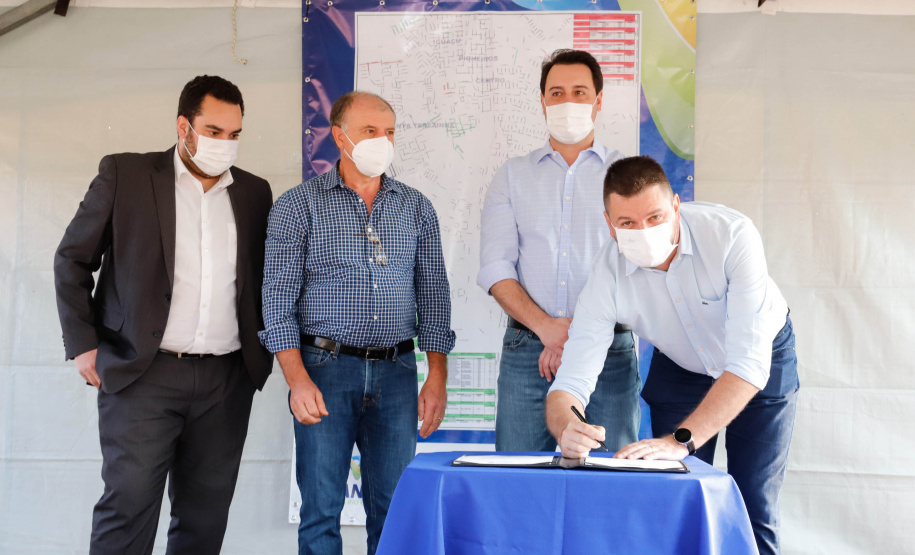 O governador Carlos Massa Ratinho Junior assinou nesta sexta-feira (14) a ordem de serviço para o início da pavimentação asfáltica de 13 ruas do Jardim Morumbi, no bairro Estados, em Fazenda Rio Grande, na Região Metropolitana de Curitiba. O Jardim Morumbi tem 5 mil moradores.