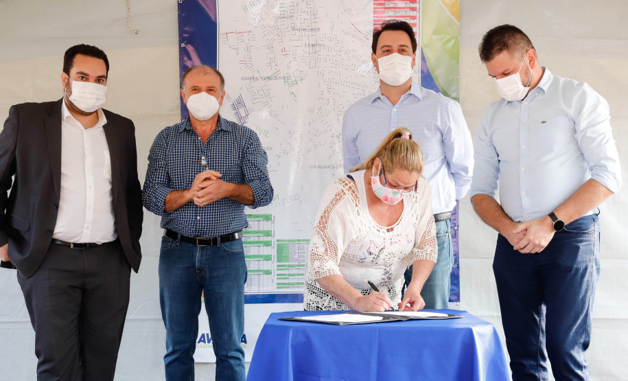 O governador Carlos Massa Ratinho Junior assinou nesta sexta-feira (14) a ordem de serviço para o início da pavimentação asfáltica de 13 ruas do Jardim Morumbi, no bairro Estados, em Fazenda Rio Grande, na Região Metropolitana de Curitiba. O Jardim Morumbi tem 5 mil moradores.