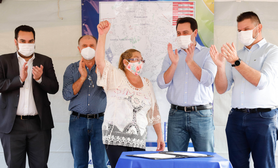 O governador Carlos Massa Ratinho Junior assinou nesta sexta-feira (14) a ordem de serviço para o início da pavimentação asfáltica de 13 ruas do Jardim Morumbi, no bairro Estados, em Fazenda Rio Grande, na Região Metropolitana de Curitiba. O Jardim Morumbi tem 5 mil moradores.
