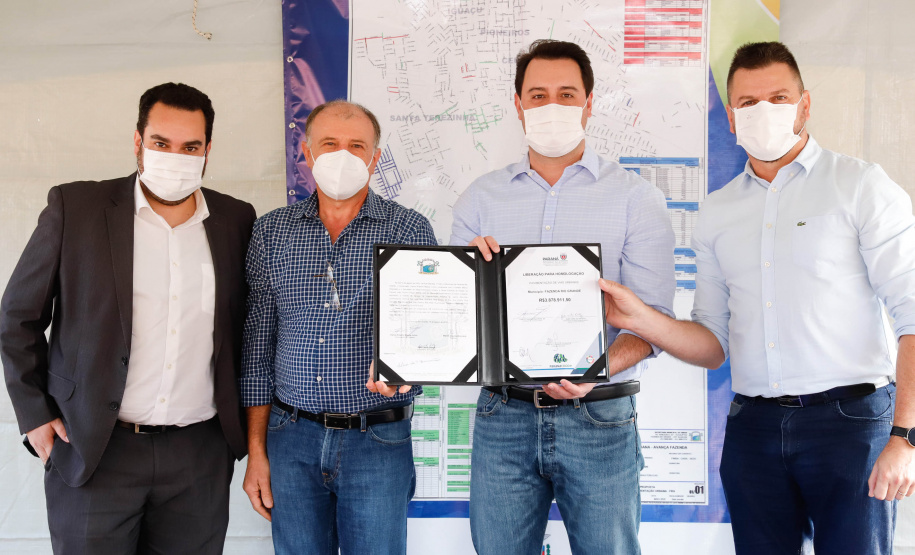 O governador Carlos Massa Ratinho Junior assinou nesta sexta-feira (14) a ordem de serviço para o início da pavimentação asfáltica de 13 ruas do Jardim Morumbi, no bairro Estados, em Fazenda Rio Grande, na Região Metropolitana de Curitiba. O Jardim Morumbi tem 5 mil moradores.