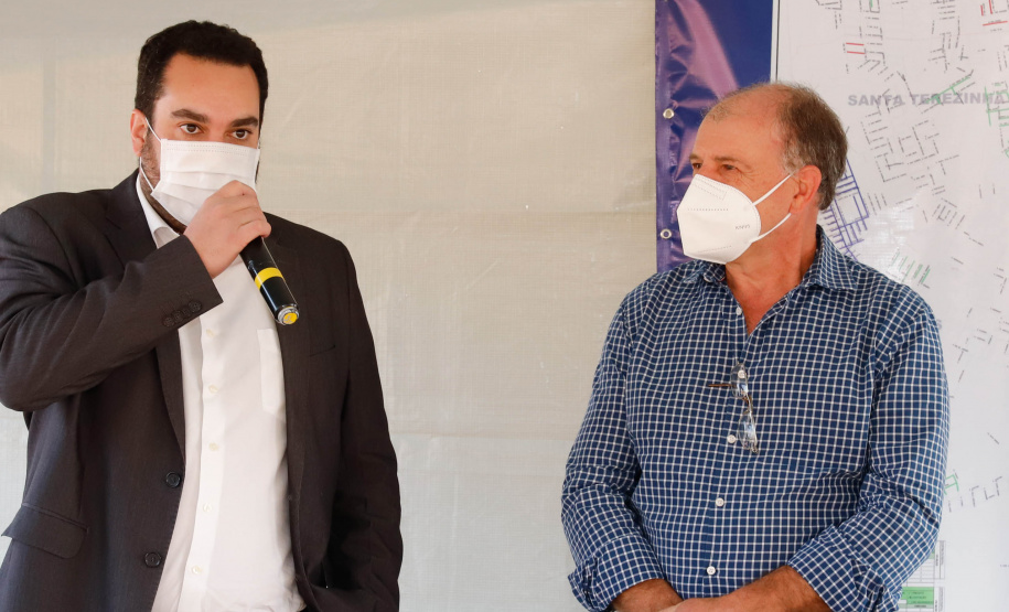 O governador Carlos Massa Ratinho Junior assinou nesta sexta-feira (14) a ordem de serviço para o início da pavimentação asfáltica de 13 ruas do Jardim Morumbi, no bairro Estados, em Fazenda Rio Grande, na Região Metropolitana de Curitiba. O Jardim Morumbi tem 5 mil moradores.