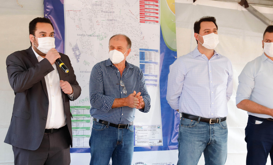 O governador Carlos Massa Ratinho Junior assinou nesta sexta-feira (14) a ordem de serviço para o início da pavimentação asfáltica de 13 ruas do Jardim Morumbi, no bairro Estados, em Fazenda Rio Grande, na Região Metropolitana de Curitiba. O Jardim Morumbi tem 5 mil moradores.