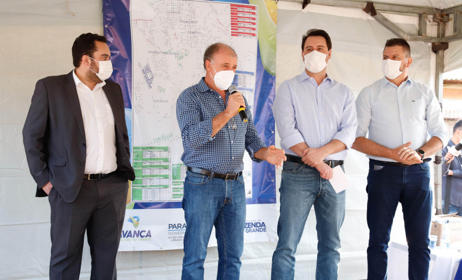 O governador Carlos Massa Ratinho Junior assinou nesta sexta-feira (14) a ordem de serviço para o início da pavimentação asfáltica de 13 ruas do Jardim Morumbi, no bairro Estados, em Fazenda Rio Grande, na Região Metropolitana de Curitiba. O Jardim Morumbi tem 5 mil moradores.