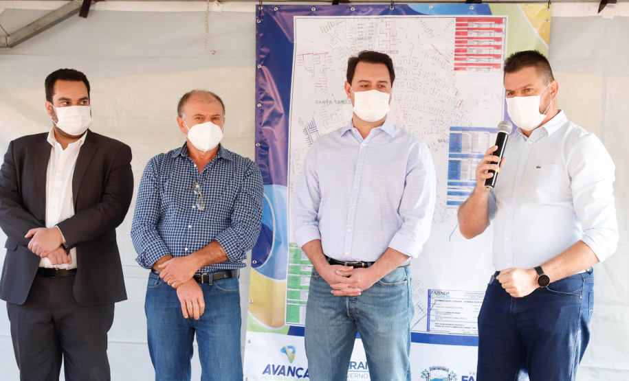 O governador Carlos Massa Ratinho Junior assinou nesta sexta-feira (14) a ordem de serviço para o início da pavimentação asfáltica de 13 ruas do Jardim Morumbi, no bairro Estados, em Fazenda Rio Grande, na Região Metropolitana de Curitiba. O Jardim Morumbi tem 5 mil moradores.