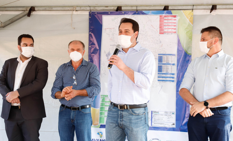 O governador Carlos Massa Ratinho Junior assinou nesta sexta-feira (14) a ordem de serviço para o início da pavimentação asfáltica de 13 ruas do Jardim Morumbi, no bairro Estados, em Fazenda Rio Grande, na Região Metropolitana de Curitiba. O Jardim Morumbi tem 5 mil moradores.