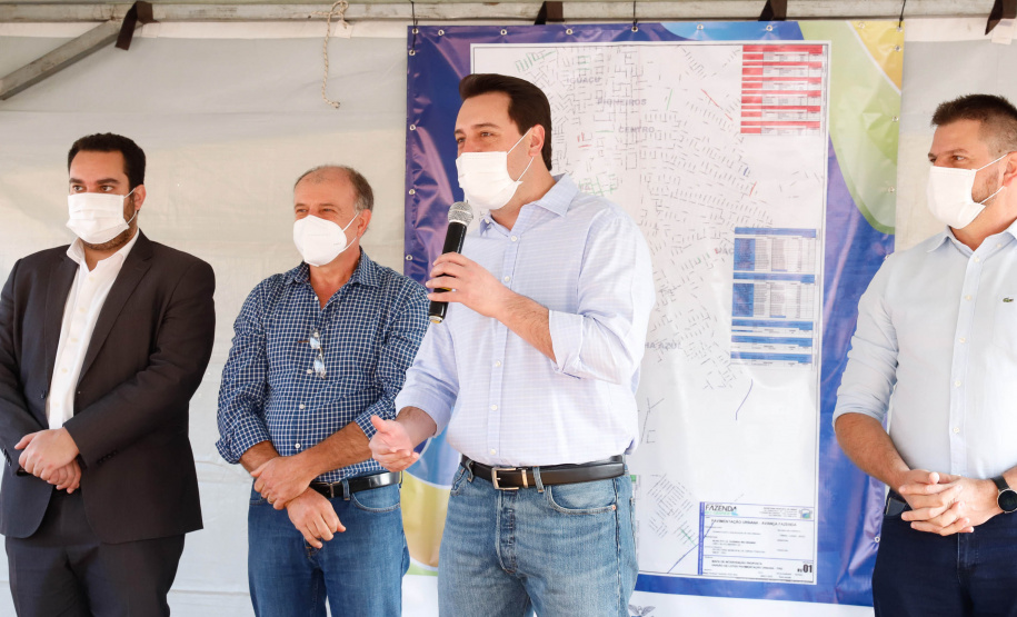 O governador Carlos Massa Ratinho Junior assinou nesta sexta-feira (14) a ordem de serviço para o início da pavimentação asfáltica de 13 ruas do Jardim Morumbi, no bairro Estados, em Fazenda Rio Grande, na Região Metropolitana de Curitiba. O Jardim Morumbi tem 5 mil moradores.