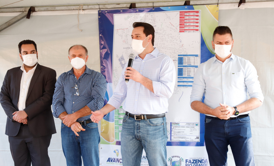 O governador Carlos Massa Ratinho Junior assinou nesta sexta-feira (14) a ordem de serviço para o início da pavimentação asfáltica de 13 ruas do Jardim Morumbi, no bairro Estados, em Fazenda Rio Grande, na Região Metropolitana de Curitiba. O Jardim Morumbi tem 5 mil moradores.