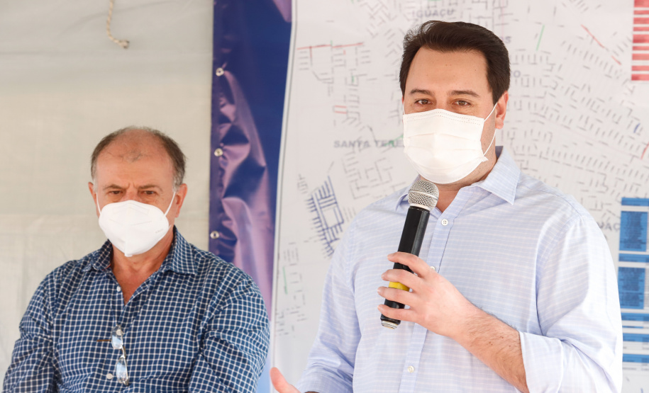 O governador Carlos Massa Ratinho Junior assinou nesta sexta-feira (14) a ordem de serviço para o início da pavimentação asfáltica de 13 ruas do Jardim Morumbi, no bairro Estados, em Fazenda Rio Grande, na Região Metropolitana de Curitiba. O Jardim Morumbi tem 5 mil moradores.