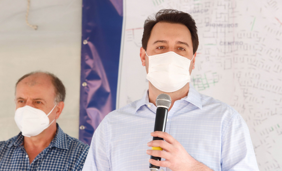 O governador Carlos Massa Ratinho Junior assinou nesta sexta-feira (14) a ordem de serviço para o início da pavimentação asfáltica de 13 ruas do Jardim Morumbi, no bairro Estados, em Fazenda Rio Grande, na Região Metropolitana de Curitiba. O Jardim Morumbi tem 5 mil moradores.