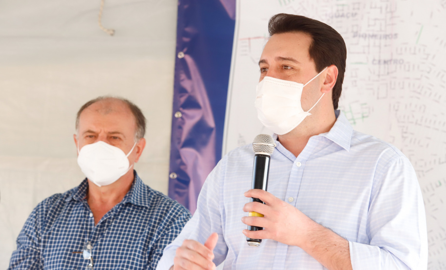 O governador Carlos Massa Ratinho Junior assinou nesta sexta-feira (14) a ordem de serviço para o início da pavimentação asfáltica de 13 ruas do Jardim Morumbi, no bairro Estados, em Fazenda Rio Grande, na Região Metropolitana de Curitiba. O Jardim Morumbi tem 5 mil moradores.