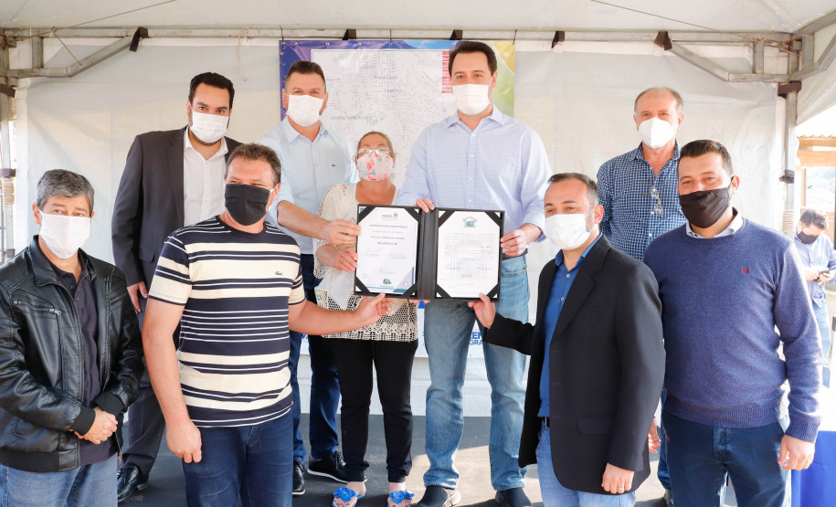 O governador Carlos Massa Ratinho Junior assinou nesta sexta-feira (14) a ordem de serviço para o início da pavimentação asfáltica de 13 ruas do Jardim Morumbi, no bairro Estados, em Fazenda Rio Grande, na Região Metropolitana de Curitiba. O Jardim Morumbi tem 5 mil moradores.