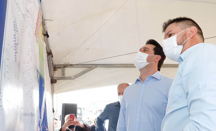 O governador Carlos Massa Ratinho Junior assinou nesta sexta-feira (14) a ordem de serviço para o início da pavimentação asfáltica de 13 ruas do Jardim Morumbi, no bairro Estados, em Fazenda Rio Grande, na Região Metropolitana de Curitiba. O Jardim Morumbi tem 5 mil moradores.