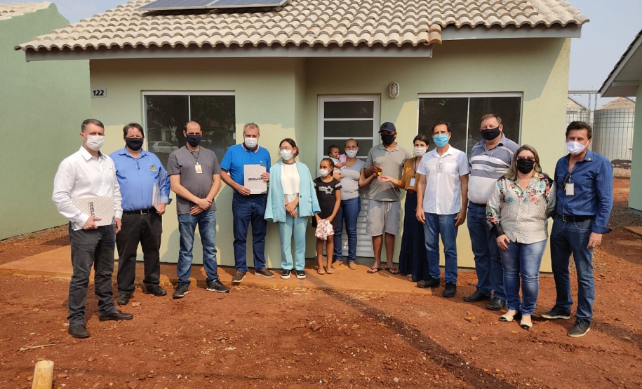 Dez famílias carentes do distrito de Yolanda, em Ubiratã, na região centro-oeste do Paraná, receberam nesta sexta-feira (14) as chaves de novas casas populares construídas na localidade. A obra recebeu R$ 1,3 milhão de investimento da Itaipu Binacional, valor utilizado para custear integralmente o os imóveis ao público beneficiado. (Fotos: Cohapar)