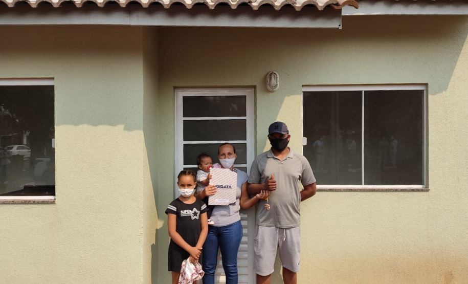 Dez famílias carentes do distrito de Yolanda, em Ubiratã, na região centro-oeste do Paraná, receberam nesta sexta-feira (14) as chaves de novas casas populares construídas na localidade. A obra recebeu R$ 1,3 milhão de investimento da Itaipu Binacional, valor utilizado para custear integralmente o os imóveis ao público beneficiado. (Fotos: Cohapar)