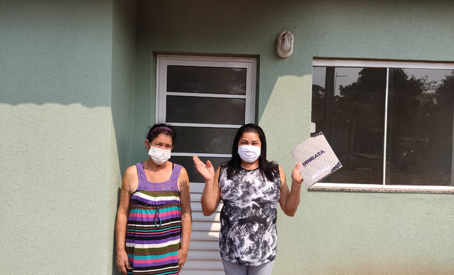 Dez famílias carentes do distrito de Yolanda, em Ubiratã, na região centro-oeste do Paraná, receberam nesta sexta-feira (14) as chaves de novas casas populares construídas na localidade. A obra recebeu R$ 1,3 milhão de investimento da Itaipu Binacional, valor utilizado para custear integralmente o os imóveis ao público beneficiado. (Fotos: Cohapar)