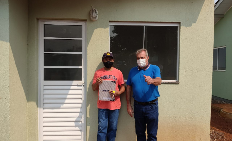 Dez famílias carentes do distrito de Yolanda, em Ubiratã, na região centro-oeste do Paraná, receberam nesta sexta-feira (14) as chaves de novas casas populares construídas na localidade. A obra recebeu R$ 1,3 milhão de investimento da Itaipu Binacional, valor utilizado para custear integralmente o os imóveis ao público beneficiado. (Fotos: Cohapar)