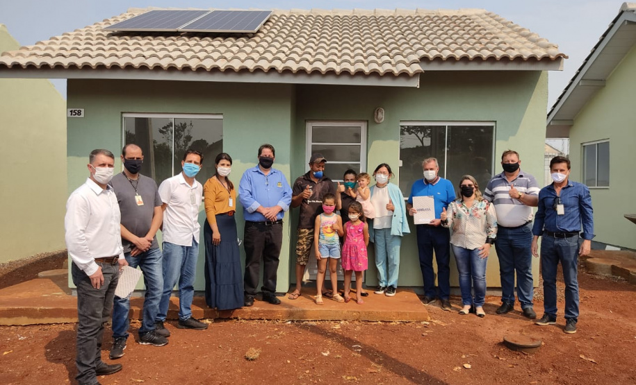 Dez famílias carentes do distrito de Yolanda, em Ubiratã, na região centro-oeste do Paraná, receberam nesta sexta-feira (14) as chaves de novas casas populares construídas na localidade. A obra recebeu R$ 1,3 milhão de investimento da Itaipu Binacional, valor utilizado para custear integralmente o os imóveis ao público beneficiado. (Fotos: Cohapar)