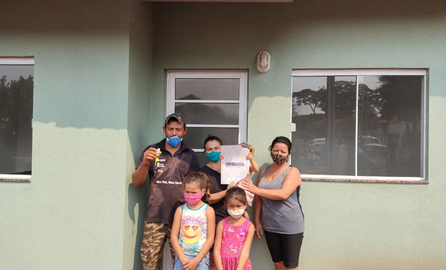 Dez famílias carentes do distrito de Yolanda, em Ubiratã, na região centro-oeste do Paraná, receberam nesta sexta-feira (14) as chaves de novas casas populares construídas na localidade. A obra recebeu R$ 1,3 milhão de investimento da Itaipu Binacional, valor utilizado para custear integralmente o os imóveis ao público beneficiado. (Fotos: Cohapar)
