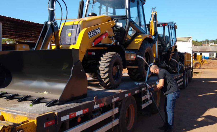 Governo entrega tratores e equipamentos agrícolas a municípios.Foto:SEAB