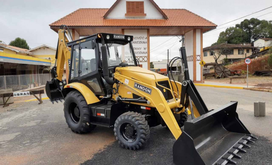 Governo entrega tratores e equipamentos agrícolas a municípios.Foto:SEAB