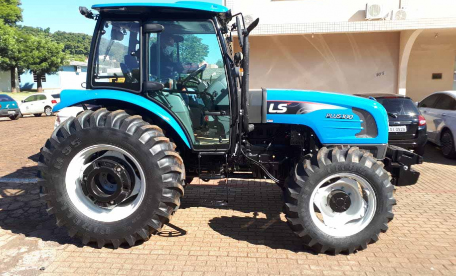 Governo entrega tratores e equipamentos agrícolas a municípios.Foto:SEAB