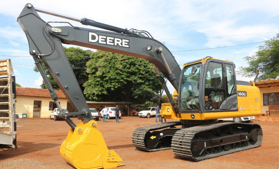 Governo entrega tratores e equipamentos agrícolas a municípios.Foto:SEAB