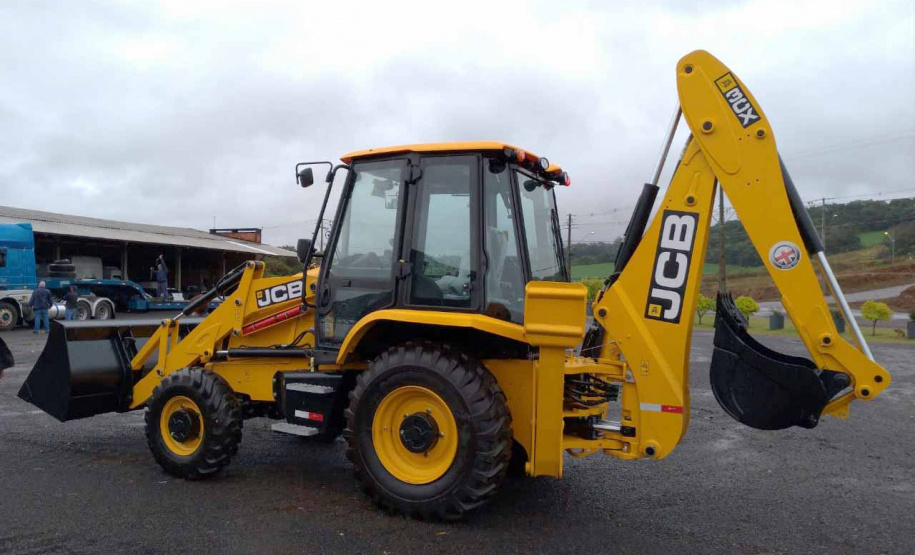 Governo entrega tratores e equipamentos agrícolas a municípios.Foto:SEAB