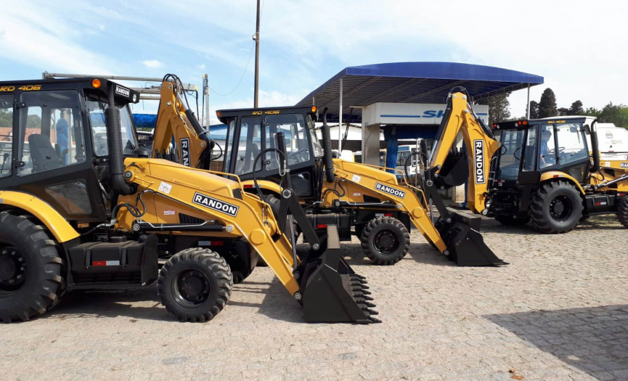 Governo entrega tratores e equipamentos agrícolas a municípios.Foto:SEAB