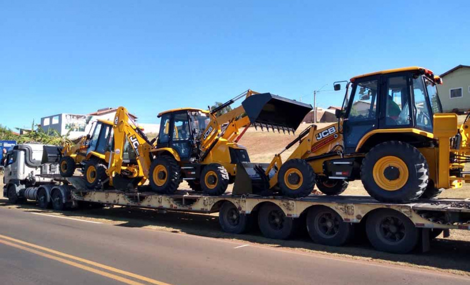 Governo entrega tratores e equipamentos agrícolas a municípios.Foto:SEAB