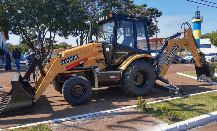 Governo entrega tratores e equipamentos agrícolas a municípios.Foto:SEAB