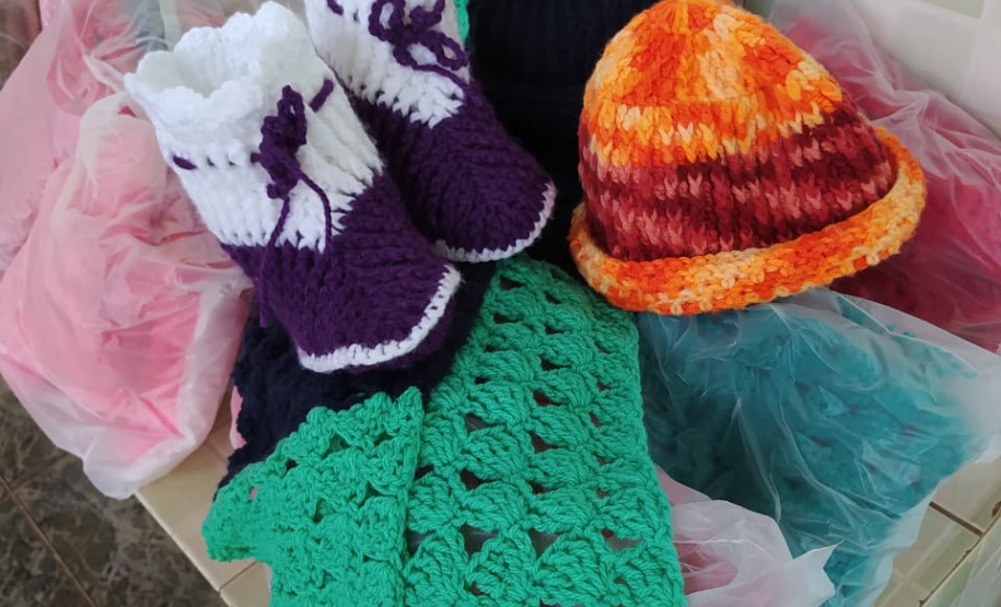 Presos custodiados na Cadeia Pública de Andirá, no Norte Pioneiro, produziram peças em lã que foram doadas ao lar de idosos da cidade. Além de proteger os idosos do frio, o projeto realizado em parceria com o Conselho da Comunidade teve como objetivo envolver os detentos em atividades que trouxessem algum retorno social, além da redução da pena por meio do trabalho. Foto:Depen