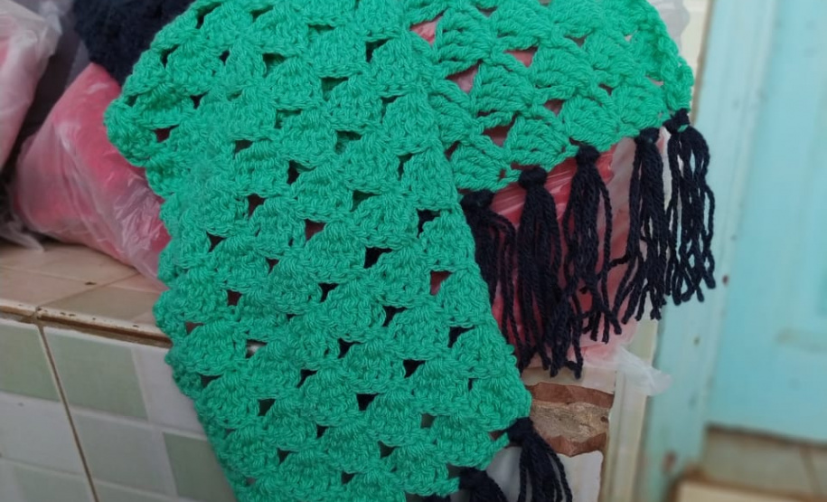 Presos custodiados na Cadeia Pública de Andirá, no Norte Pioneiro, produziram peças em lã que foram doadas ao lar de idosos da cidade. Além de proteger os idosos do frio, o projeto realizado em parceria com o Conselho da Comunidade teve como objetivo envolver os detentos em atividades que trouxessem algum retorno social, além da redução da pena por meio do trabalho. Foto:Depen