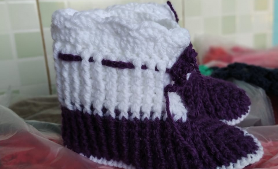 Presos custodiados na Cadeia Pública de Andirá, no Norte Pioneiro, produziram peças em lã que foram doadas ao lar de idosos da cidade. Além de proteger os idosos do frio, o projeto realizado em parceria com o Conselho da Comunidade teve como objetivo envolver os detentos em atividades que trouxessem algum retorno social, além da redução da pena por meio do trabalho. Foto:Depen