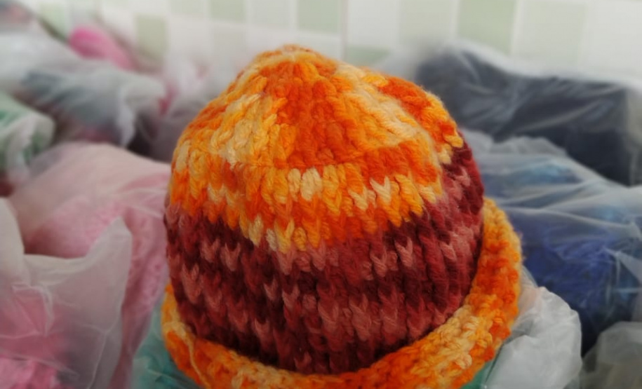 Presos custodiados na Cadeia Pública de Andirá, no Norte Pioneiro, produziram peças em lã que foram doadas ao lar de idosos da cidade. Além de proteger os idosos do frio, o projeto realizado em parceria com o Conselho da Comunidade teve como objetivo envolver os detentos em atividades que trouxessem algum retorno social, além da redução da pena por meio do trabalho. Foto:Depen