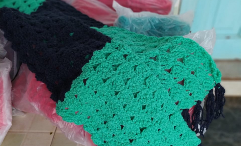 Presos custodiados na Cadeia Pública de Andirá, no Norte Pioneiro, produziram peças em lã que foram doadas ao lar de idosos da cidade. Além de proteger os idosos do frio, o projeto realizado em parceria com o Conselho da Comunidade teve como objetivo envolver os detentos em atividades que trouxessem algum retorno social, além da redução da pena por meio do trabalho. Foto:Depen